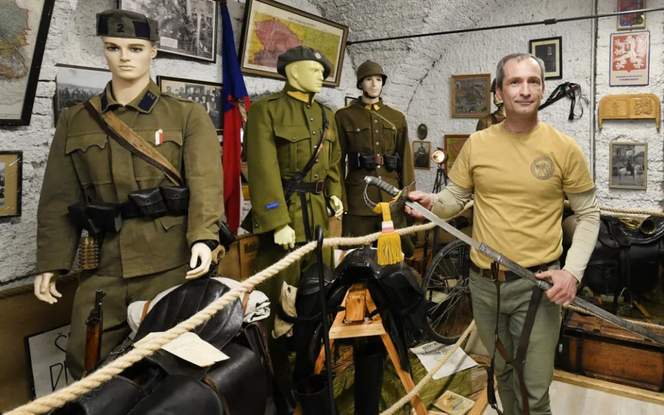 V Dobřanech na Plzeňsku vzniká muzeum, které zmapuje místní vojenskou historii. Na snímku je zakladatel muzea Miloslav Faifr s šavlí pro důstojníky vzor 1904, foto ČTK/Chaloupka Miroslav