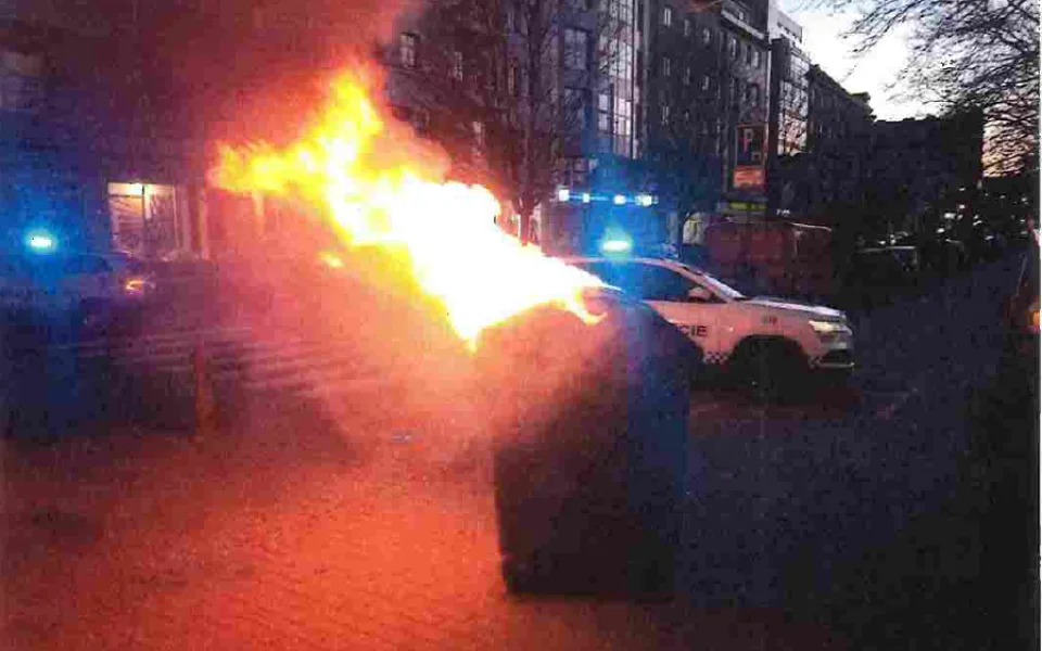Neznámý pyroman řádil na Americké, kde podpálil několik kontejnerů, policie hledá svědky