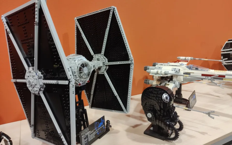 Ať tě provází síla! Plzeň slavila Den Star Wars, přiletěla také flotila vesmírných lodí z kostiček