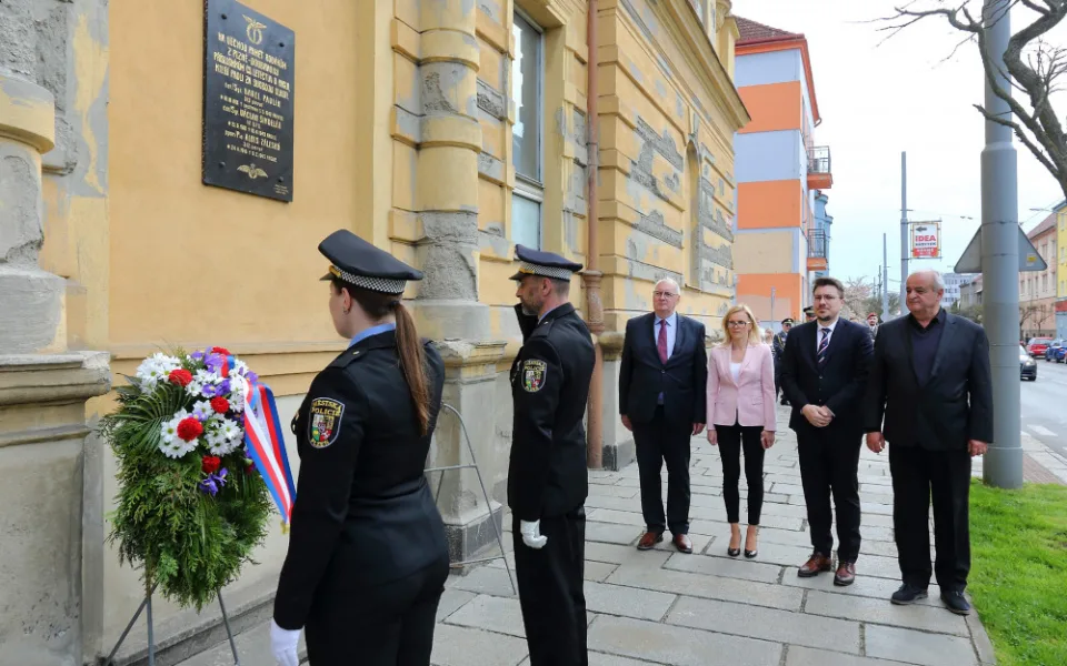 Památku tří rodáků, kteří bojovali a zemřeli jako letci RAF, uctila plzeňská městská část Doubravka 