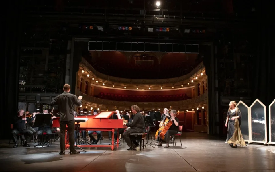 Apolena Veldová, zády Jiří Petrdlík, členové Orchestru opery DJKT, foto: Irena Štěrbová