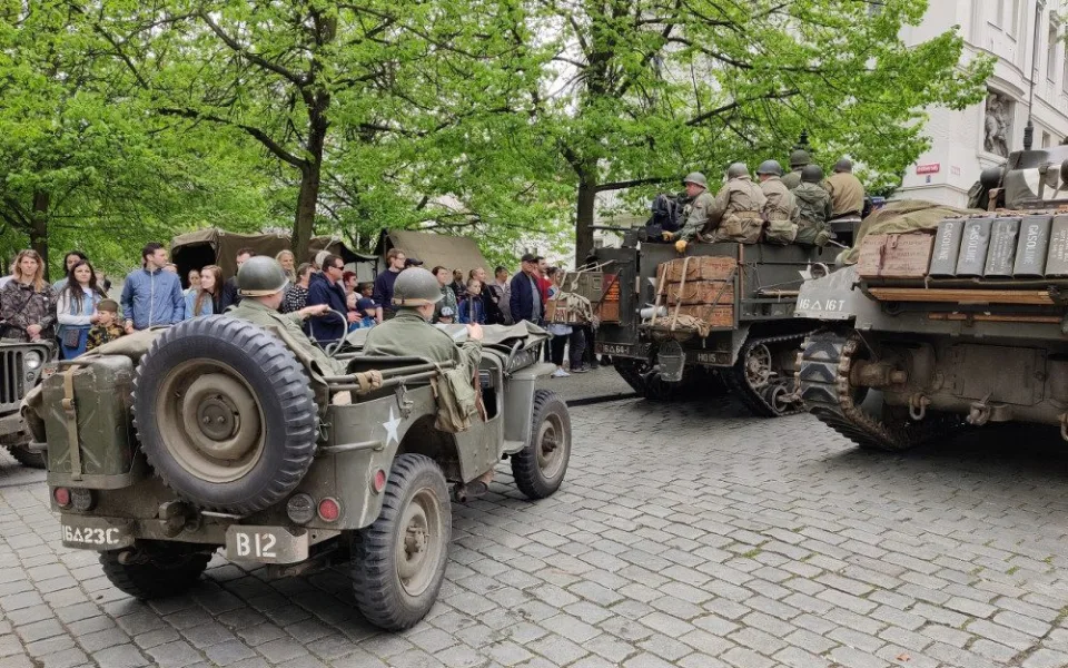 FOTO: Plzeň ožila Slavnostmi svobody, historickou techniku obdivují tisícovky lidí