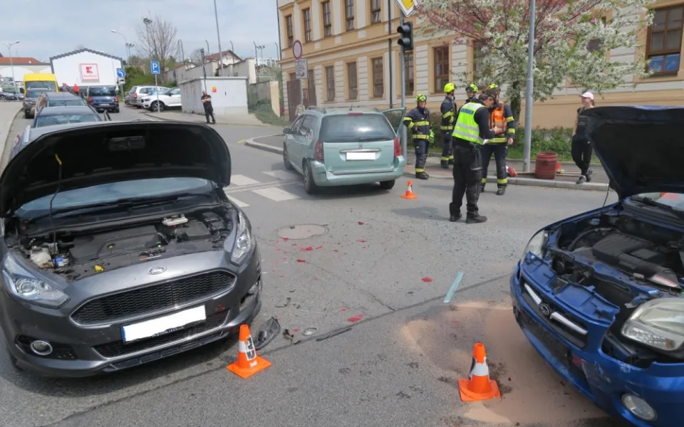 Při nehodě na křižovatce se srazila dvě auta, oba řidiči shodně tvrdí, že jeli na zelenou