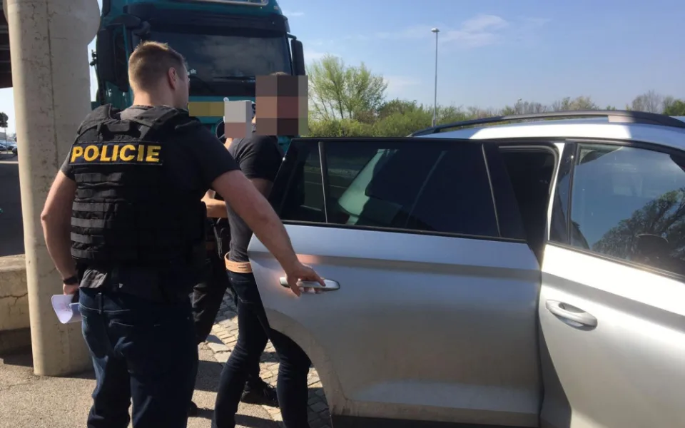 Odsouzený vrah taxikáře roky prchal před vězením, policie ho dopadla na nádraží v Rakousku, neměl nasazený respirátor