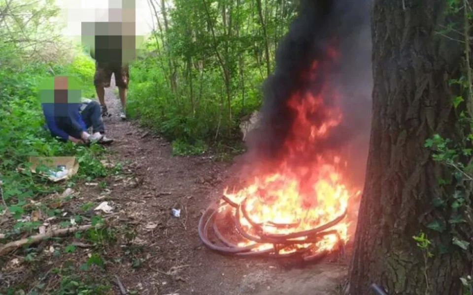 Dva muži si chtěli přilepšit prodejem barevných kovů, při pálení kabelů omylem založili požár