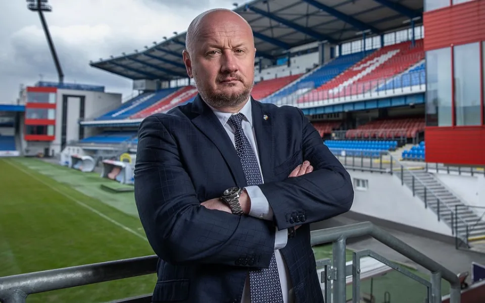 Na hozenou lahev slavistických fanoušků odpověděl vztyčeným prostředníčkem, komise vyměřila Šádkovi pokutu 40 tisíc korun, trest nemine ani Slavii