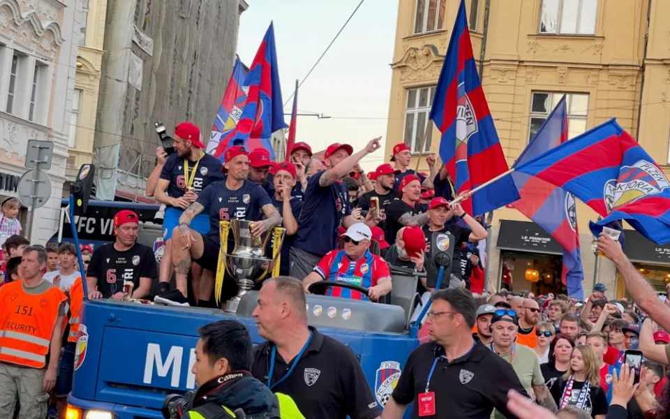 Plzeň je v extázi, fanoušci bouřlivě oslavují s hráči FC Viktoria Plzeň mistrovský titul