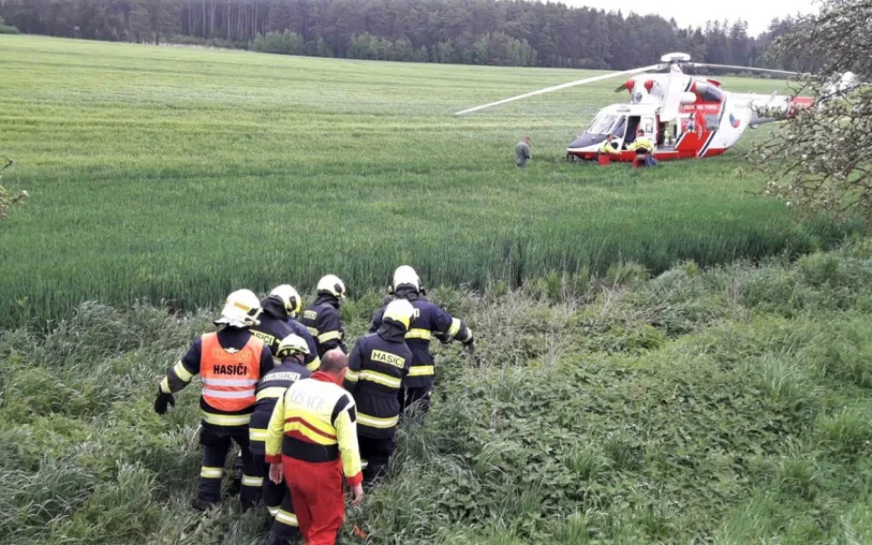 Po nárazu auta do stromu na Tachovsku bojuje spolujezdec muž o život, transportoval ho vrtulník do nemocnice