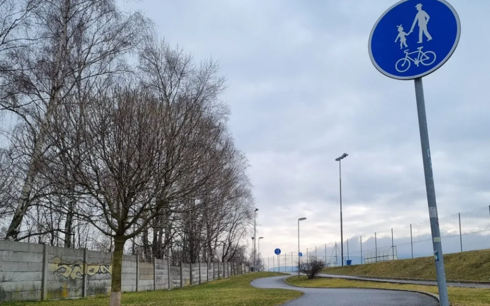 Cyklistu má na silnici chránit vyhrazený pruh. Jejich pravidla veřejnost často nezná