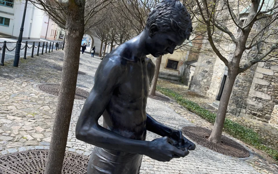 Vandal už podruhé během května zaútočil na populární sochu mladíka ve slipech, ulomil mu obě ruce