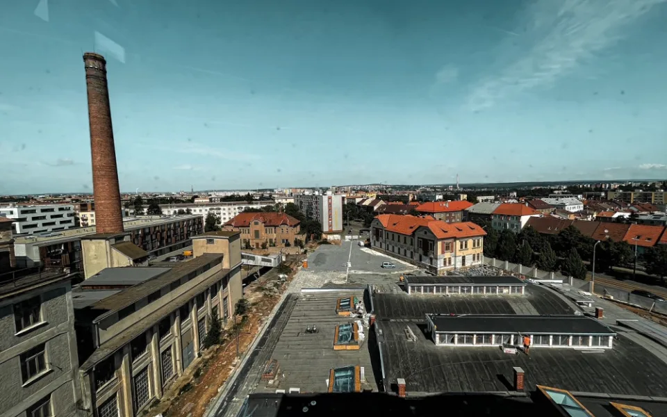 Pohled z dokončovaného TechToweru na areál Světovar