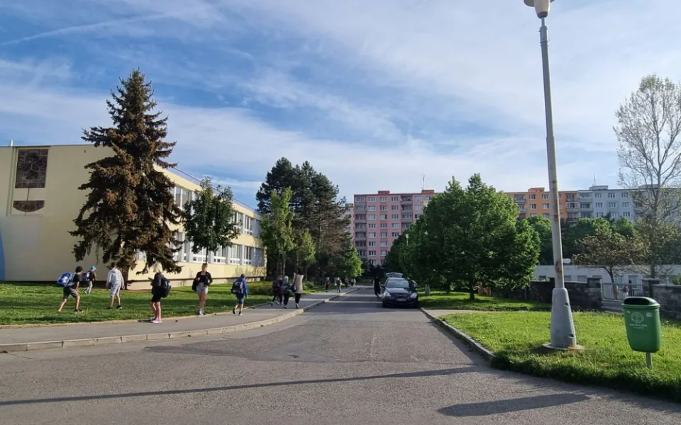 Rodiče už své ratolesti do školy neodvezou, obvod zakázal v ranních hodinách vjezd do ulice u základní školy