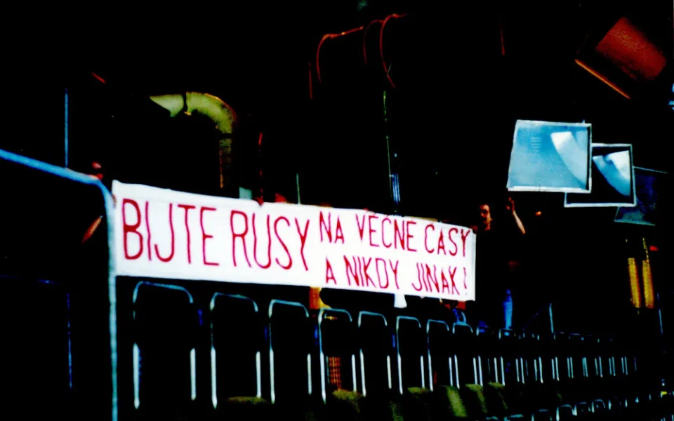 Čeští emigranti rozvinuli v Mnichově na hokejovém mistrovství světa v roce 1983 legendární protiruský transparent a byl z toho obrovský skandál