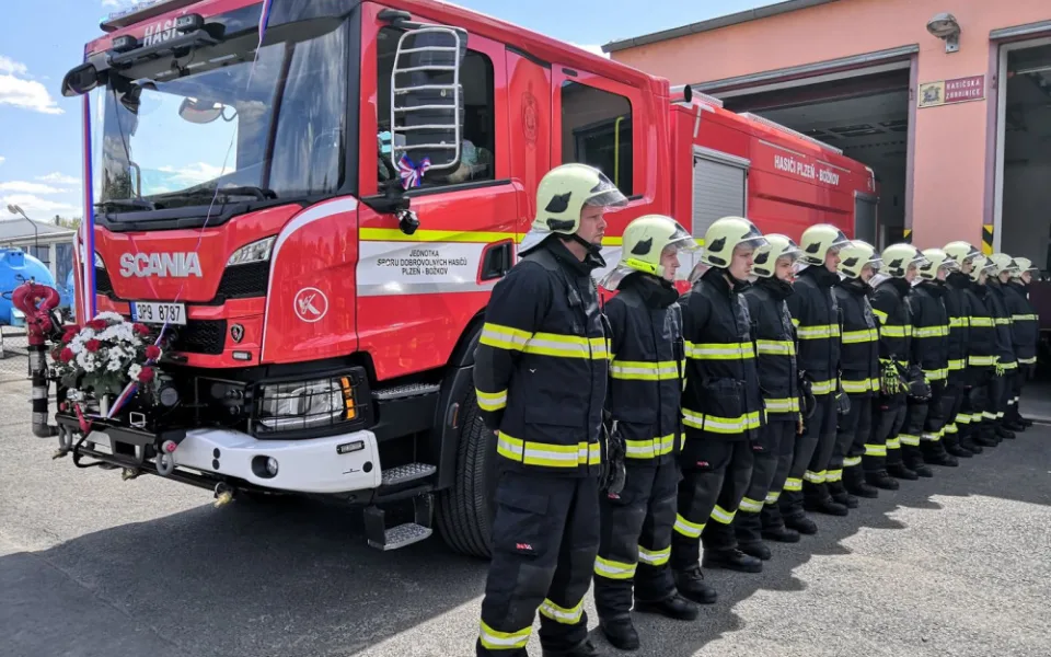 Dobrovolní hasiči v Plzni - Božkově převzali novou cisternu za osm milionů korun
