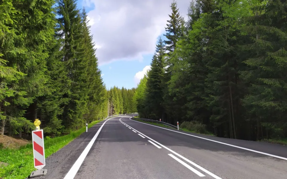 Konec oprav, motoristé už bez omezení projedou na silnici I/27 úsekem mezi Javornou a Železnou Rudou