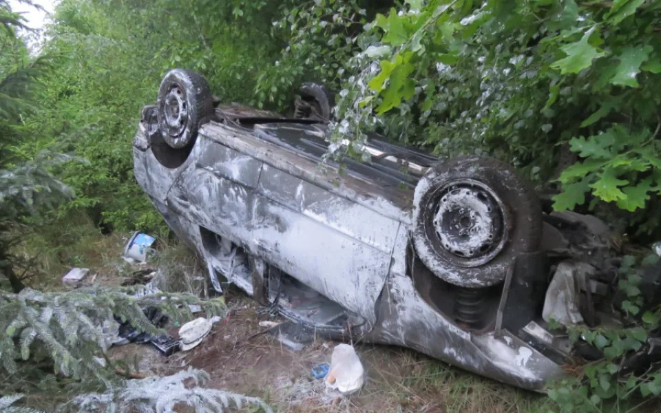 Automobil plný barev vylétl ze silnice, řidič skončil v nemocnici a jeho spolucestující v rukou cizinecké policie