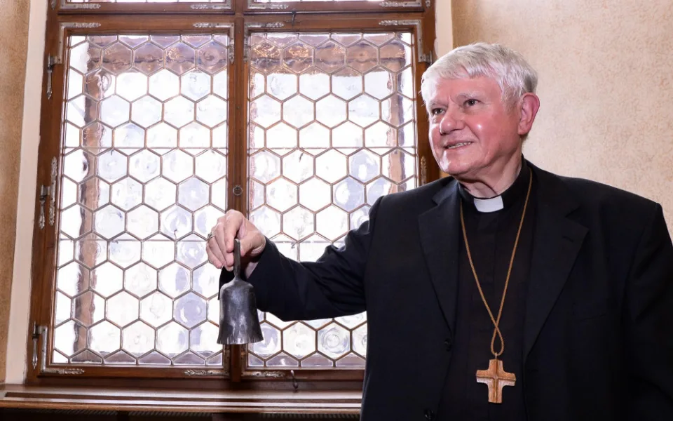 Prestižní Cenu 1. června a zvonec symbolizující Den prvního zvonění, převzal v Plzni Václav Malý, kněz a jeden z mluvčích Charty 77.