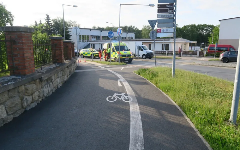 Při srážce dvou cyklistů se vážně zranila žena na elektrokole, neměla nasazenou helmu