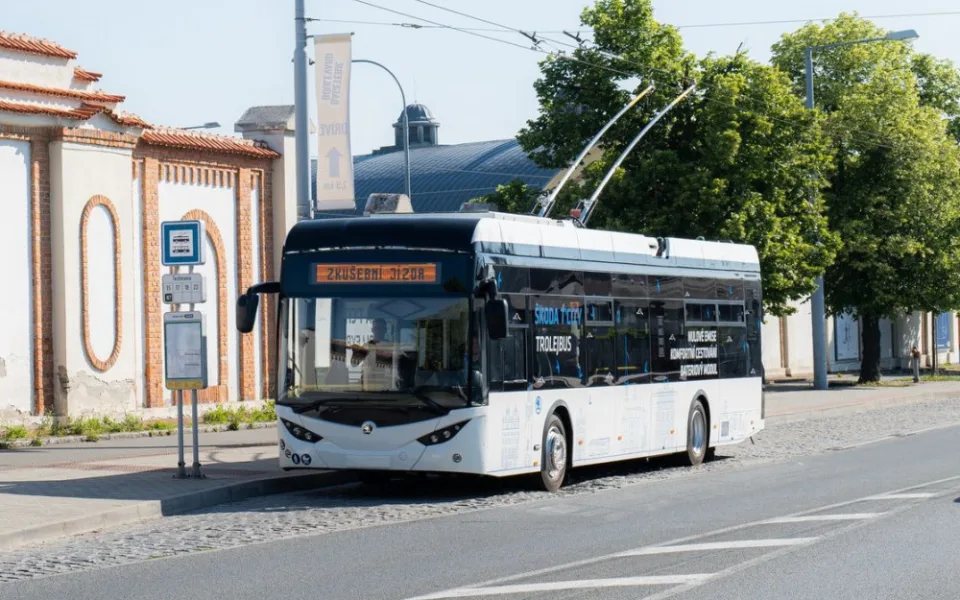 Do plzeňských ulic vyjel zcela nový typ škodováckého trolejbusu a zahájil testování v ostrém provozu