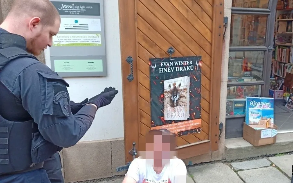 Celostátně hledaný muž se pokusil napadnout strážníka, skončil v poutech
