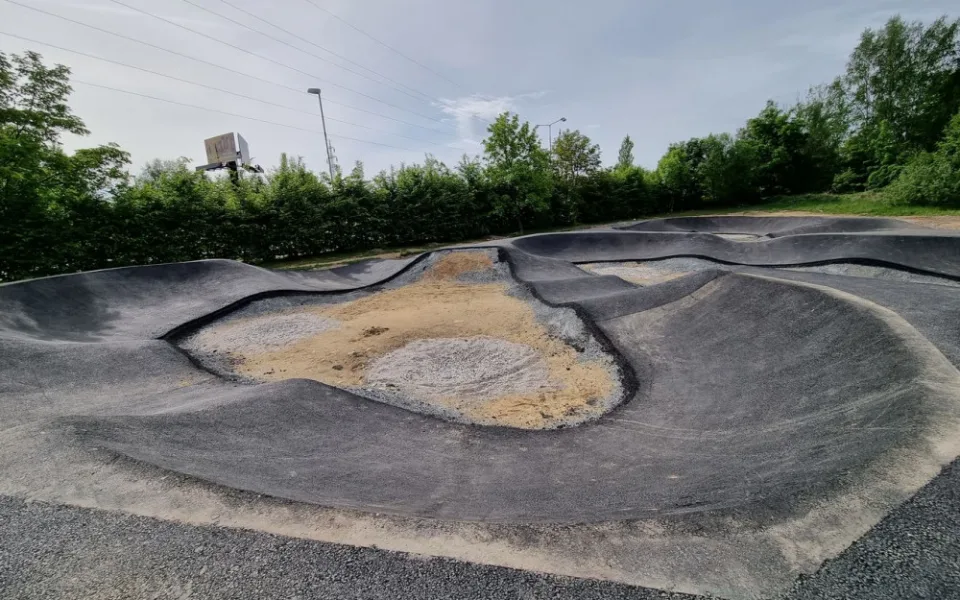 Dokončení pumptrackové dráhy hatí počasí, slavnostně se otevře až těsně před volbami