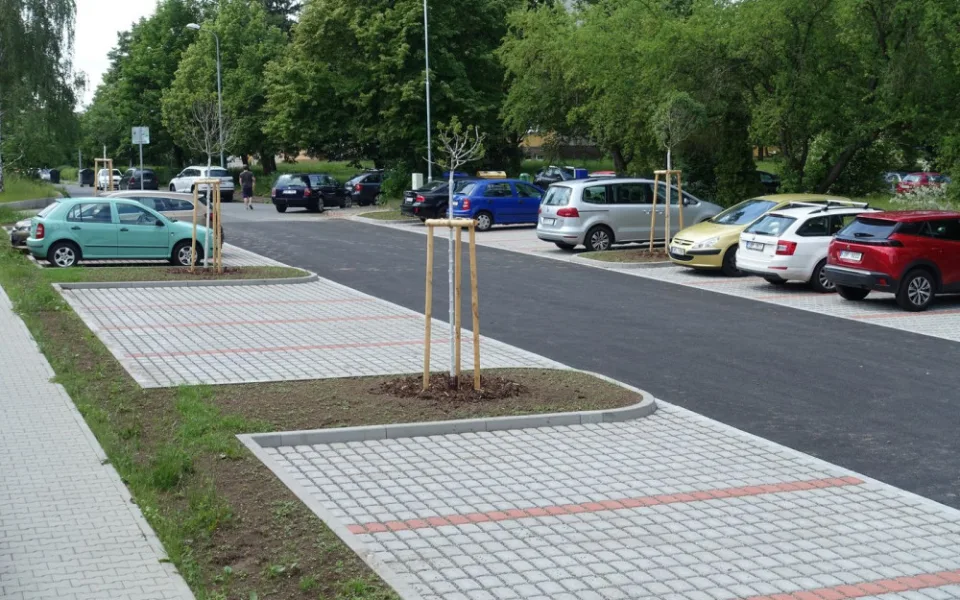 Nová parkovací stání vznikla v ulici U Pražské dráhy