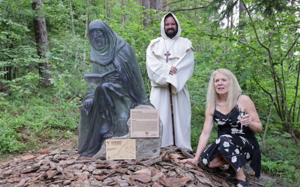 Sochu slavného poustevníka vytvořila sklářská výtvarnice Vladěna Tesařová