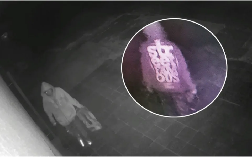 VIDEO: Zloděj nebyl vybíravý, ze stavby ukradl kila kabelů, podomácku vyrobenou kuši i povlečení