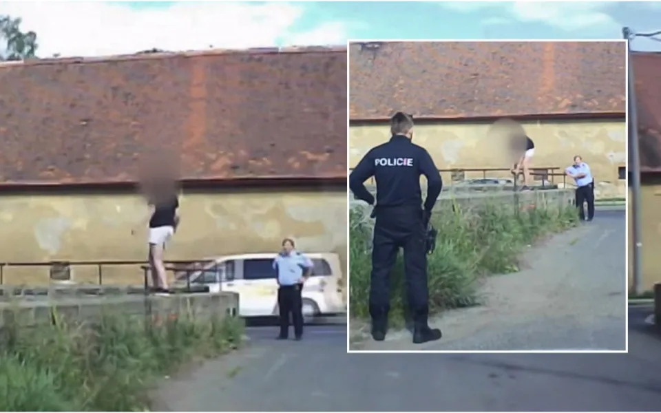 VIDEO: Dívka po útěku z psychiatrické nemocnice chtěla skočit z mostu do kolejiště, policisté jí to rozmluvili