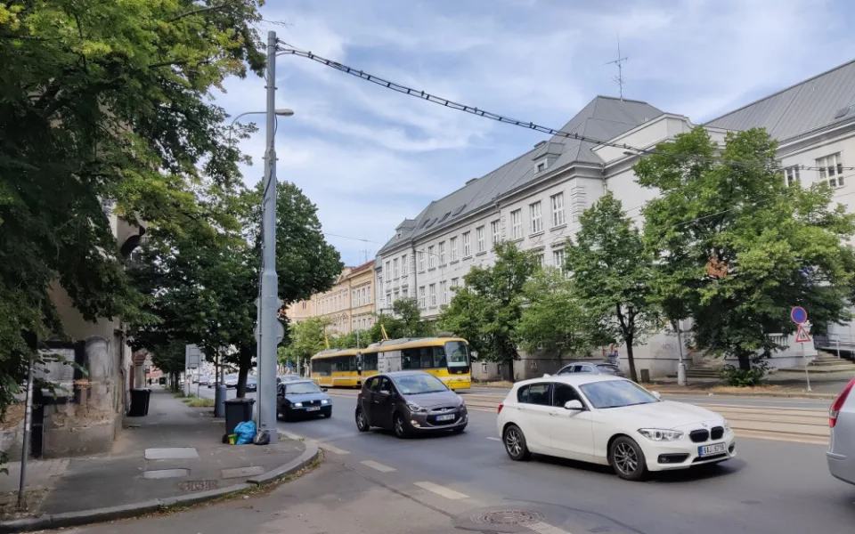 Frekventovanou Klatovskou třídu čekají kvůli opravě kolejí dopravní omezení, potrvají po celé prázdniny