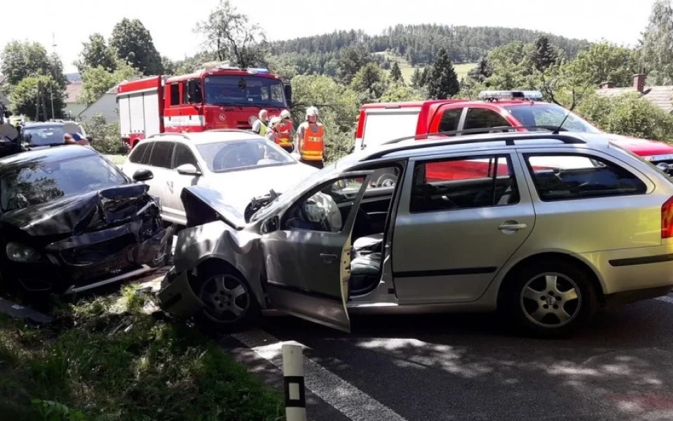 Po čelním střetu dvou automobilů u Kokšína zemřela na následky těžkých zranění seniorka
