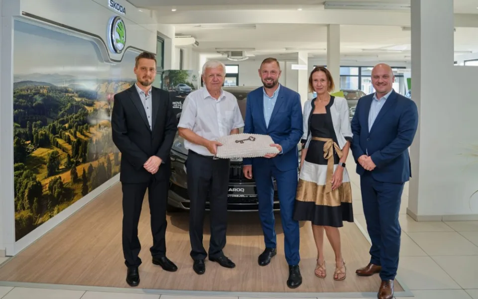 Za společnost AUTO NEJDL Klatovy symbolicky předali klíče Tomáš Nejdl a Jaroslav Nejdl (zleva) do rukou zástupců vedení Autocentra Jan Šmucler (zleva Jan Šmucler, Martina Šmuclerová, Miroslav Bláha)