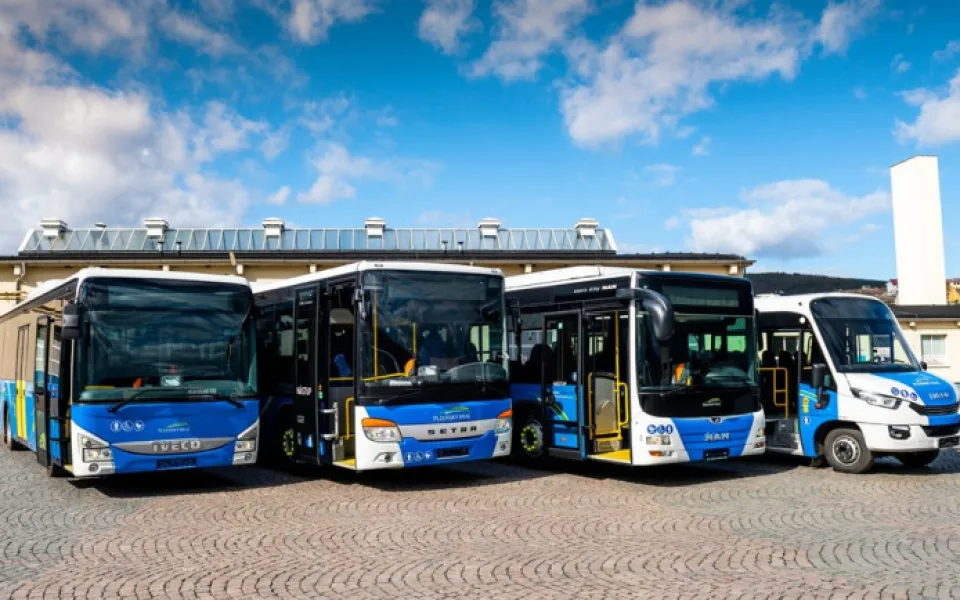 Jízdné v osobních vlacích a linkových autobusech nezdraží příští rok Plzeňský kraj