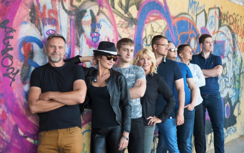 “Jsme naprostí šílenci.” Parta Plzeňáků s pirátskou vlajkou chce vyrvat kmotrům město z rukou