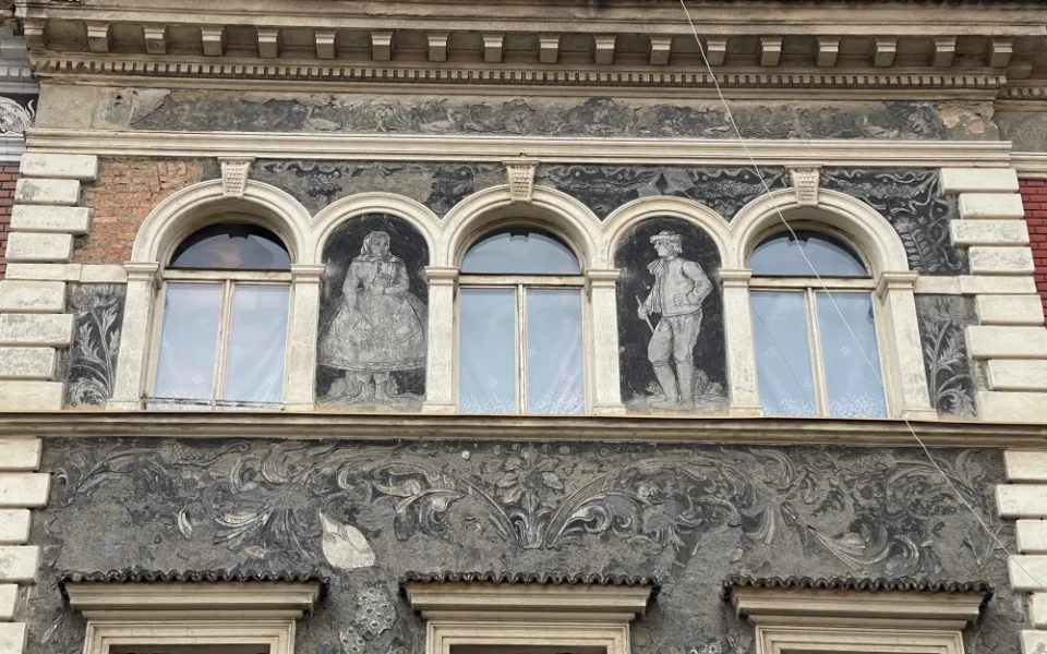 300 000 korun půjde na restaurování další části velmi cenné sgrafitové výzdoby od Mikoláše Alše na domu v Tovární ulici 6
