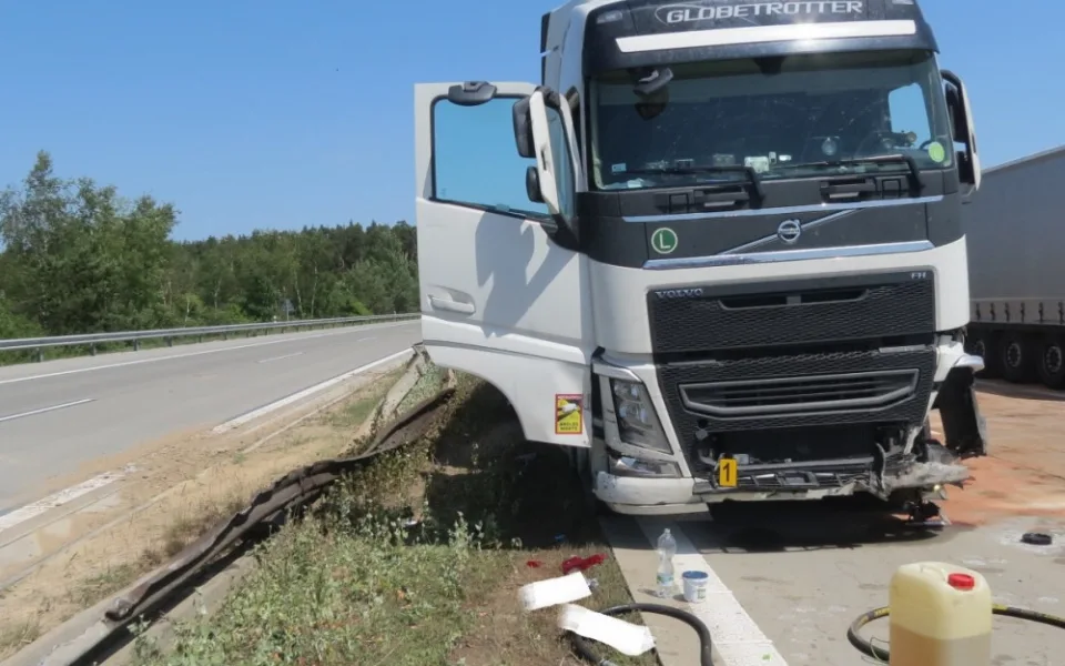 Rychle jedoucí kamion nezvládl předjíždění na dálnici D5 a skončil ve svodidlech. Škoda je 1,4 milionu