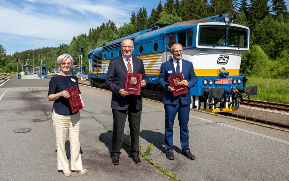 Plzeňský kraj a bavorské okresy si budou od 1. července uznávat přeshraniční celodenní jízdenky. Slavnostní podpis smlouvy na česko-bavorském nádraží v Železné Rudě Alžbětíně