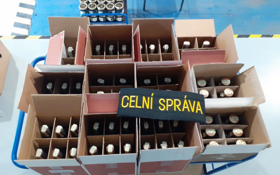 Řidič s moldavskou značkou pašoval cigarety a alkohol, namířeno měl do Francie