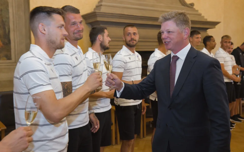 Viktoriánům poděkovalo za mistrovský titul vedení města Plzně, na snímku s hráči primátor Pavel Šindelář