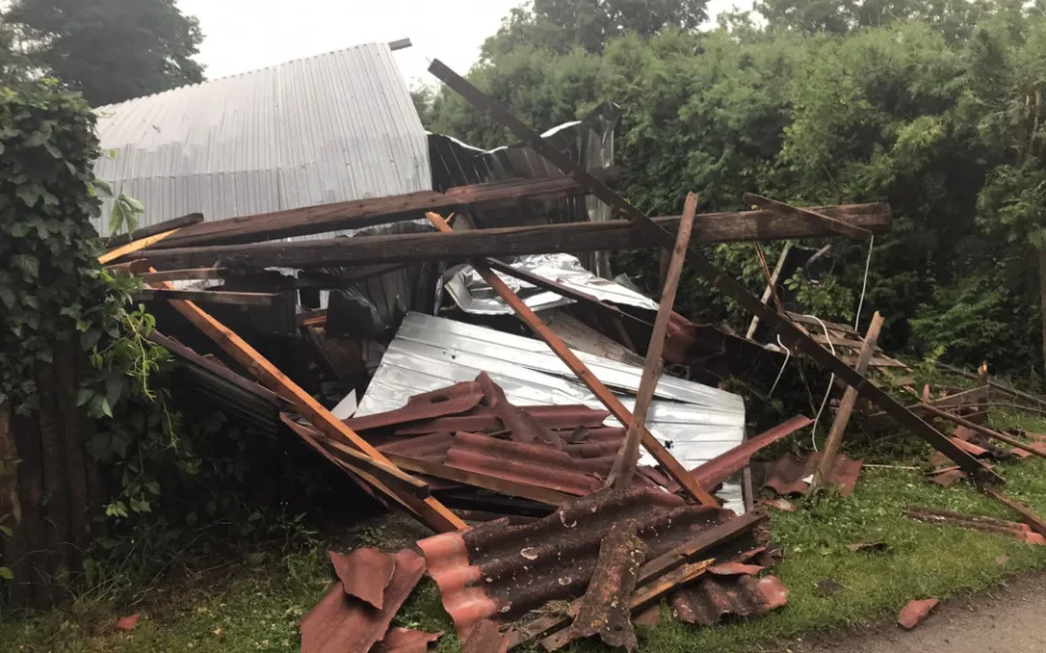 Bouře napáchala škody i v obci Újezd u Svatého Kříže na Rokycansku. Foto Újezd Svaťák Facebook