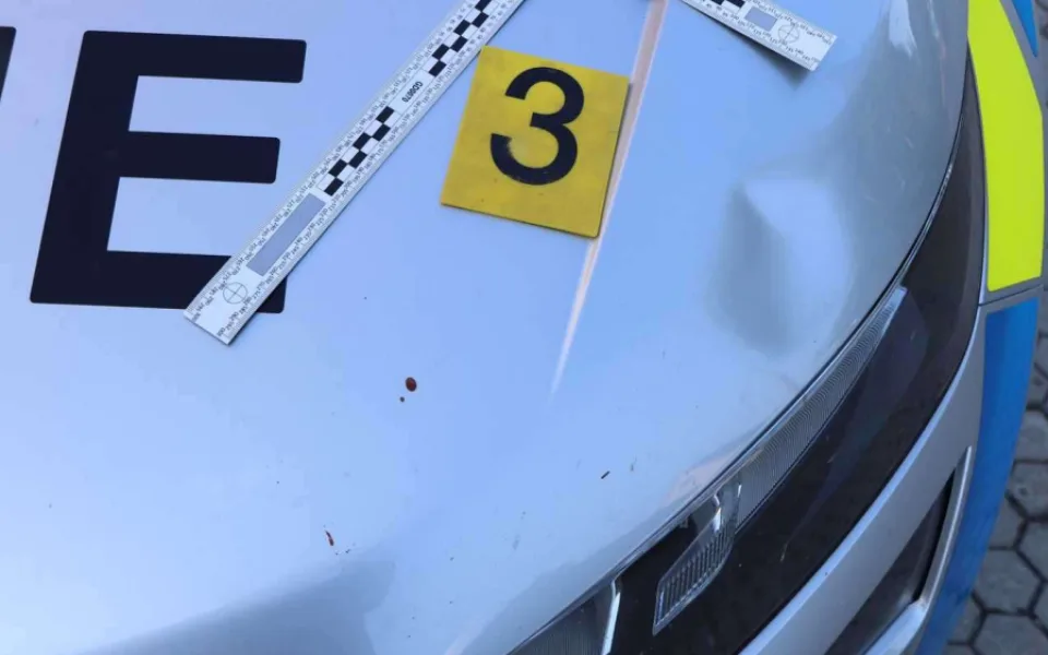 Polonahý a zfetovaný muž napadl dítě, poté hlavou bušil o kapotu policejního auta