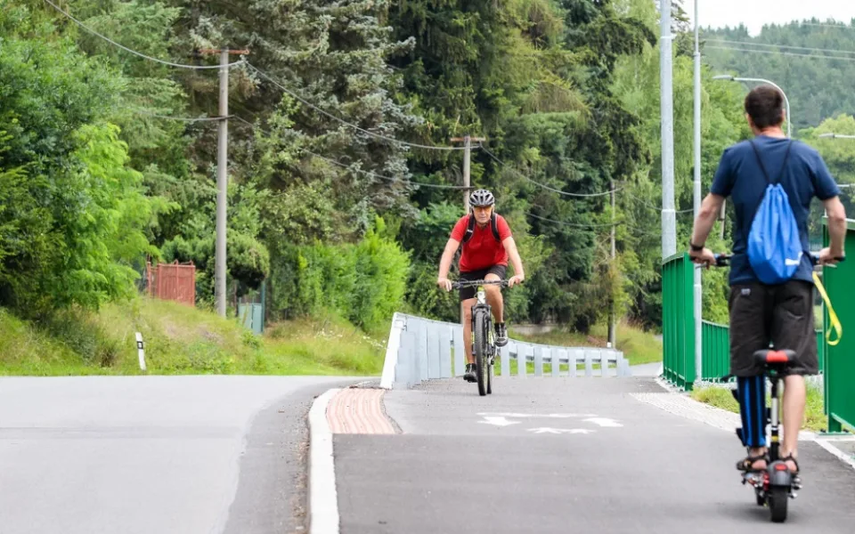 Cyklistům už slouží nová část stezky, která vede z centra města až na Lochotín