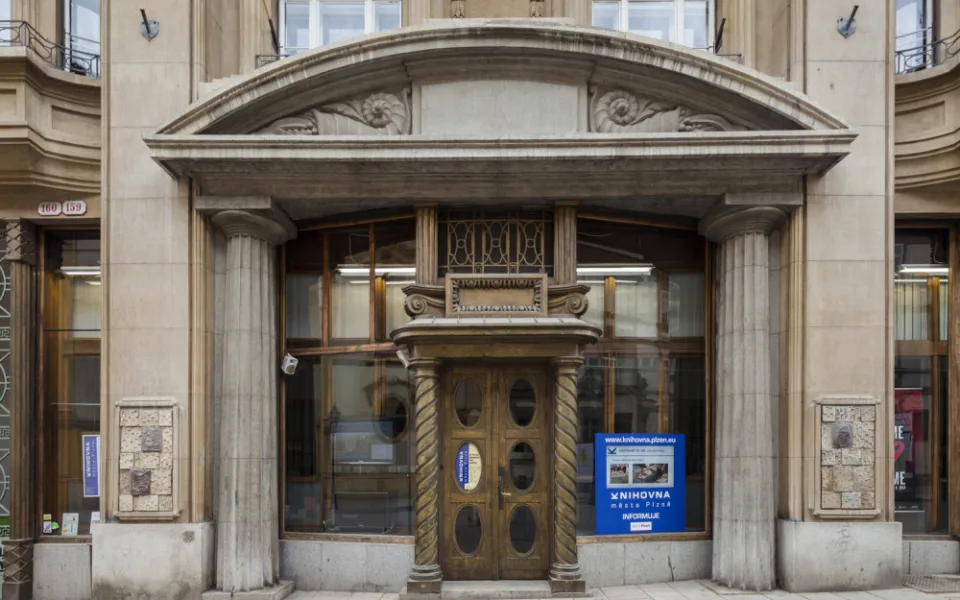 Ústřední knihovna v ulici Bedřicha Smetany, foto: Plzeňský architektonický manuál/ Petr Jehlík