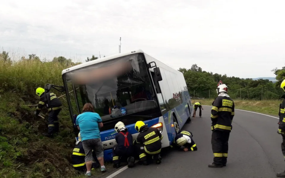 Hasiči vyprošťovali deset osob z havarovaného autobusu, který skončil v příkopu