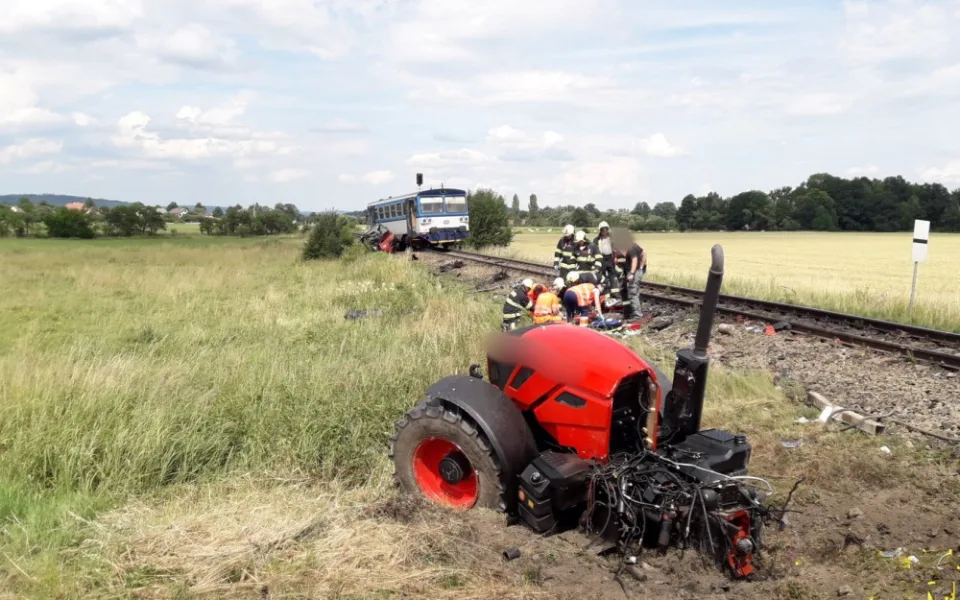 Vlak na přejezdu smetl traktor, řidič utrpěl těžké zranění. Záchranáři ošetřili zraněné pasažéry