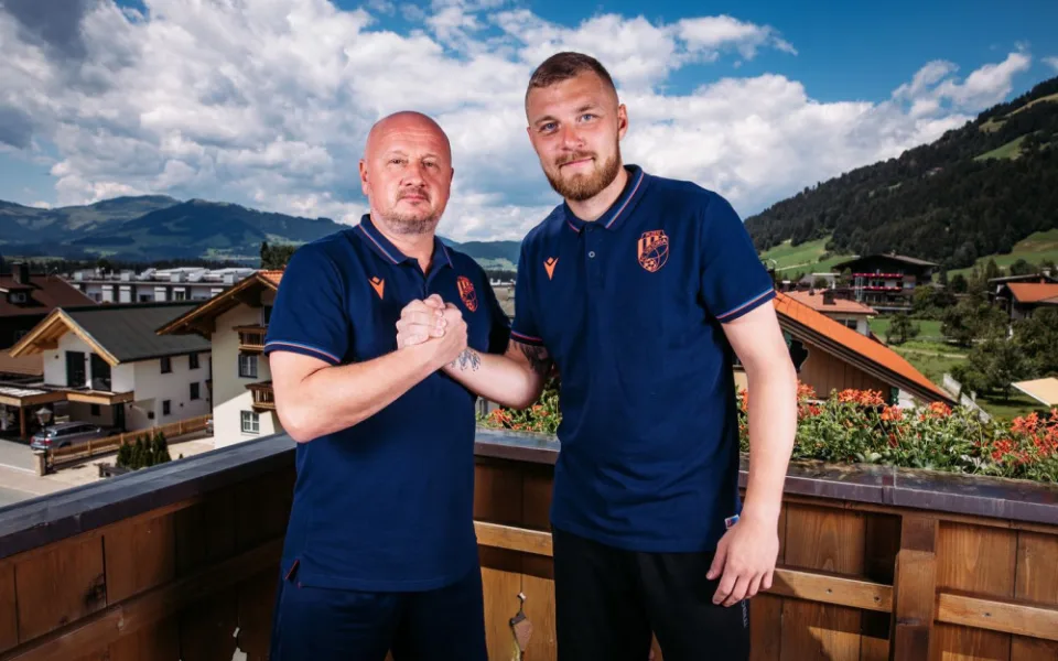 Brankář Jindřich Staněk prodloužil až do roku 2025 smlouvu s FC Viktoria Plzeň. Na snímku s generálním ředitelem klubu Adolfem Šádkem