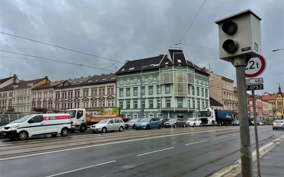 Kolony vozidel v Plzni na Klatovské třídě