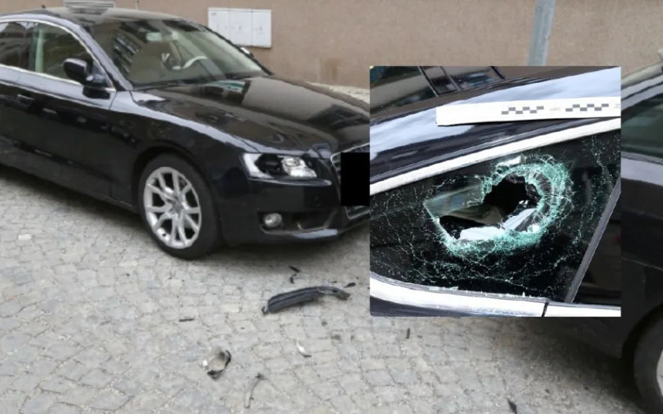 Vandal zběsile zaútočil na zaparkované vozidlo značky Audi, poničil ho ze všech stran