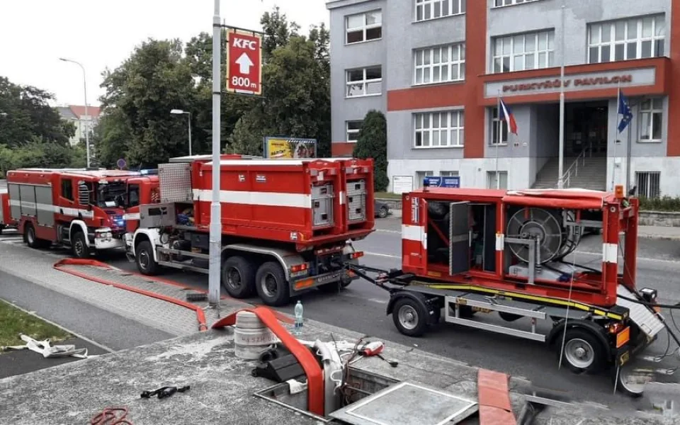 Hasiči v hloubce čerpali vodu vodu ze zatopeného kolektoru, natekla tam po poruše vodovodního potrubí
