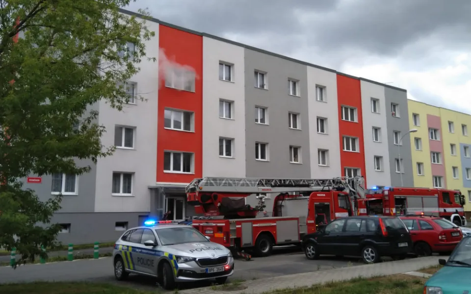 Hasiči likvidovali požár uvnitř bytu zaplněného harampádím, které komplikovalo zásah